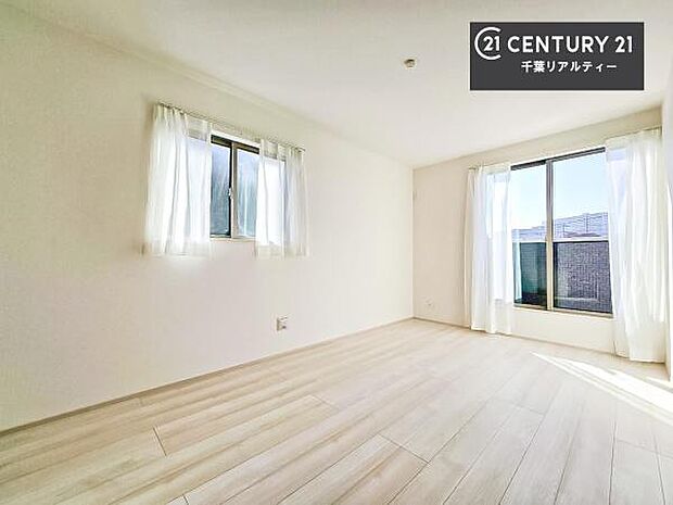 バルコニーに面している洋室です。明るく温もりがあり、換気もしっかりできます！朝起きて、外に出て背伸びをしつつ深呼吸をし良い朝を迎え入れることができます。