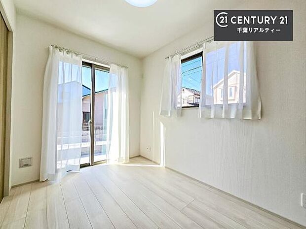 2面採光を確保した明るい室内は、風通しも良く、明るく大変居心地の良い空間となっております。リラックスして過ごせる心地の良いお部屋です！朝の目覚めがスッキリしますね！