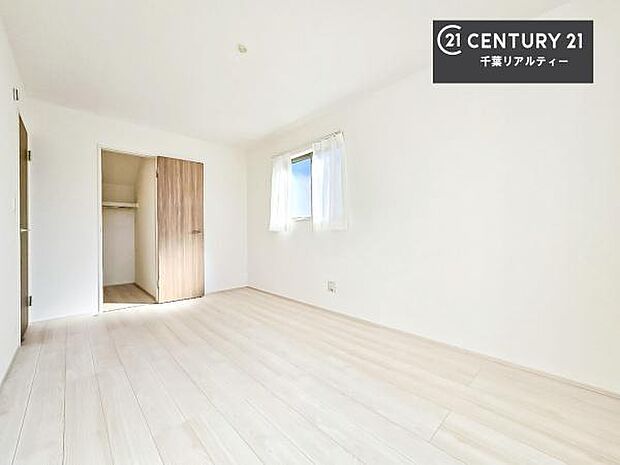 明るい室内は、風通しも良く、明るく大変居心地の良い空間となっております。リラックスして過ごせる心地の良いお部屋です！