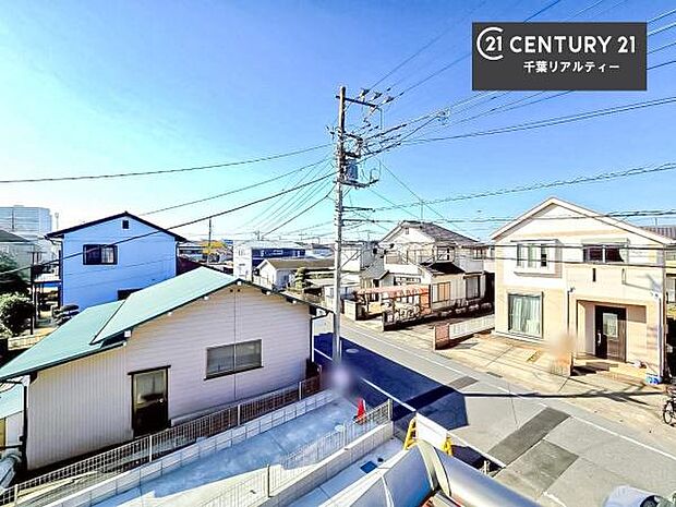 晴れた日には青い空を見渡せる開放的な時間を楽しめます。気持ちの良い風が通り抜ける街並みです！