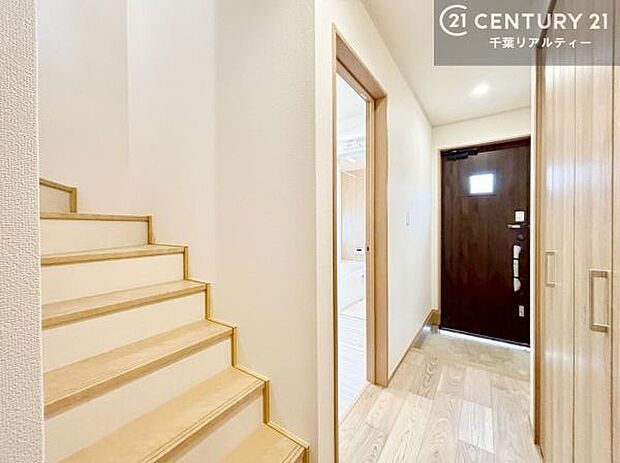 疲れて帰ってきても、ただいま！を言いたくなる、優しく迎え入れてくれる空間になっています。明るく温もり溢れる玄関です！