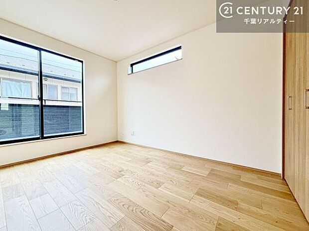 優しい光が差し込む洋室は、朝の目覚めも気持ちが良さそうですね。おうち時間もゆったりと過ごすことができます。