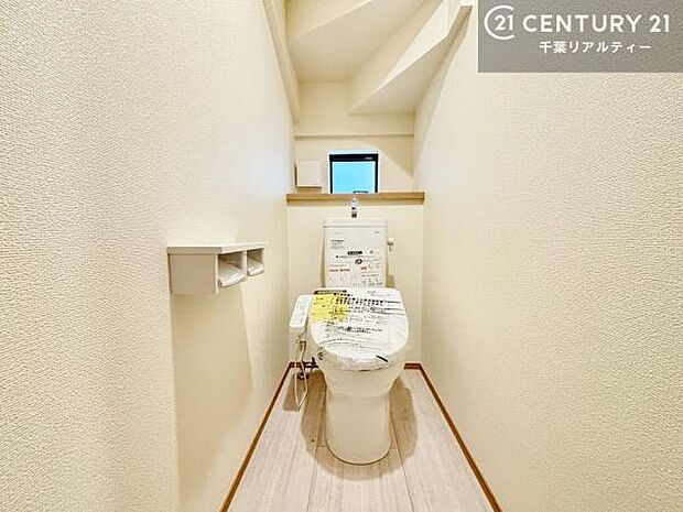 1・2階にトイレがございます！朝の忙しい時間帯も待たずにすみそうですね。白を基調とした清潔感のあるトイレでお手入れがしやすいです！
