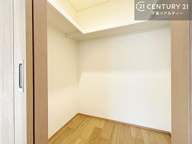 ウォークインクローゼット付きです。たくさんのお洋服などを収納しておけそうですね！他にも扇風機や加湿器など季節物の大きな家電も収納できます。