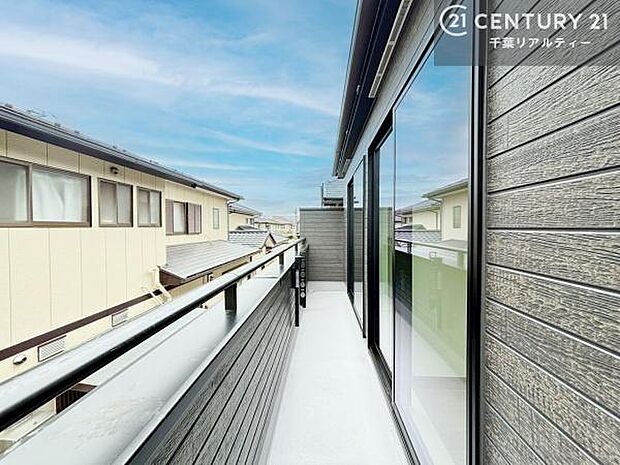 陽当たり良好なバルコニーです！晴れた日には青い空を見渡せる開放的な時間を楽しめます。