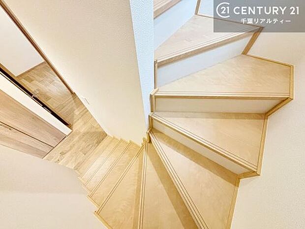 階段は明るく手摺りもついています。お子様やご年配の方も安心してご利用頂けますね。