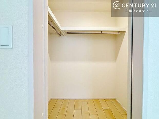 ウォークインクローゼット付きです。たくさんのお洋服などを収納しておけそうですね！他にも扇風機や加湿器など季節物の大きな家電も収納できます。