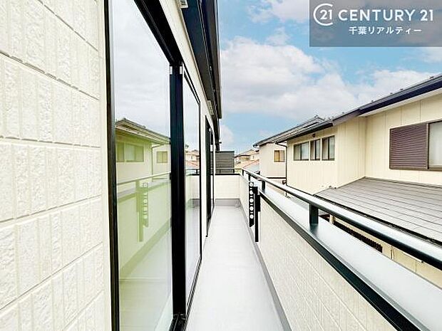 陽当たり良好なバルコニーです！晴れた日には青い空を見渡せる開放的な時間を楽しめます。