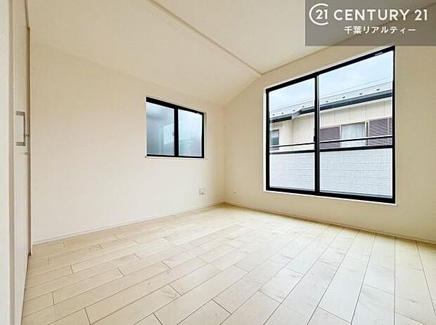 2面採光を確保した明るい室内は、風通しも良く、明るく大変居心地の良い空間となっております。リラックスして過ごせる心地の良いお部屋です！朝の目覚めがスッキリしますね！