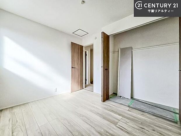 優しい光が差し込む洋室は、朝の目覚めも気持ちが良さそうですね。おうち時間もゆったりと過ごすことができます。