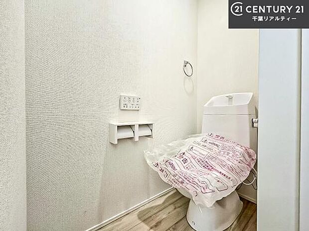 1・2階にトイレがございます！朝の忙しい時間帯も待たずにすみそうですね。白を基調とした清潔感のあるトイレでお手入れがしやすいです！