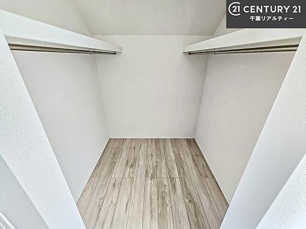 ウォークインクローゼット付きです。たくさんのお洋服などを収納しておけそうですね！他にも扇風機や加湿器など季節物の大きな家電も収納できます。