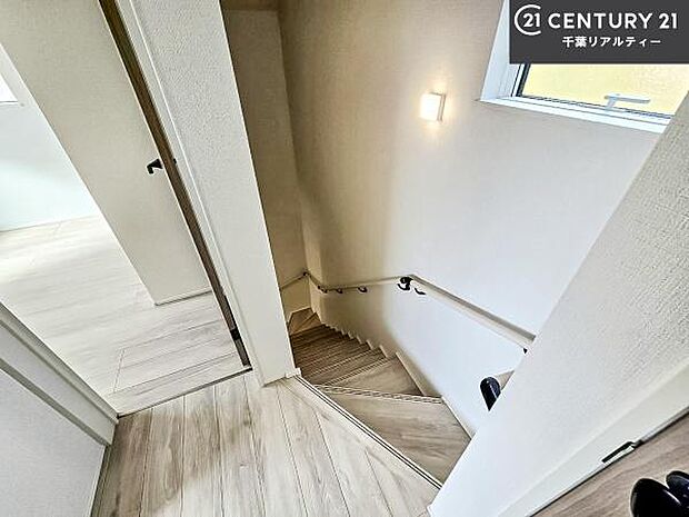 階段は明るく手摺りもついています。お子様やご年配の方も安心してご利用頂けますね。