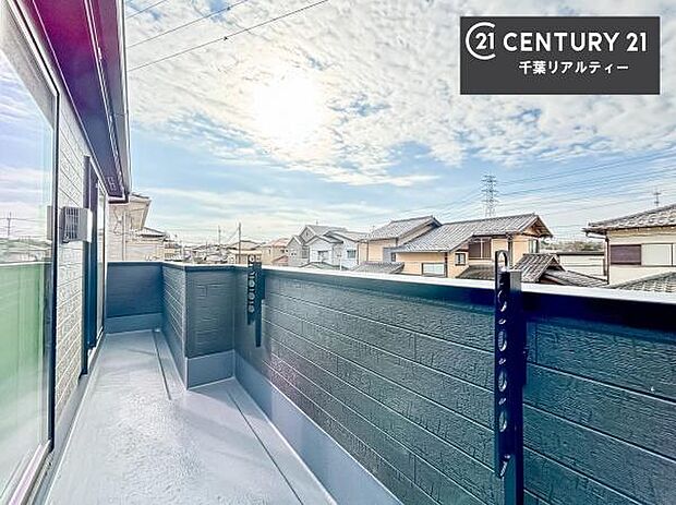 落ち着きある住宅街です！周囲には高い建物がなく、空が広く開放感があり、陽当たりを大きく遮られることもありません！気持ちの良い風が通り抜ける街並みです！