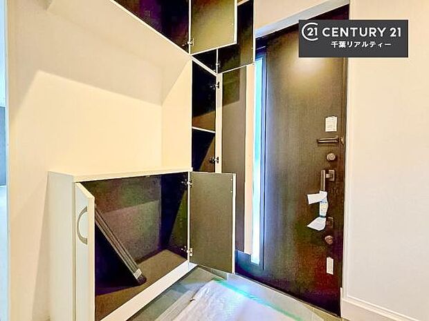 シューズボックス付きなので、玄関が片付きお掃除がしやすいです！スッキリした玄関で戸を開けた瞬間、清潔感のある心地いい空間が出迎えてくれます。