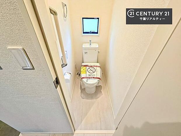 1・2階にトイレがございます！朝の忙しい時間帯も待たずにすみそうですね。白を基調とした清潔感のあるトイレでお手入れがしやすいです！