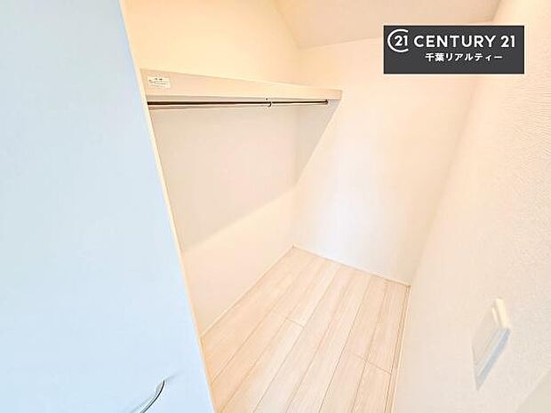 ウォークインクローゼット付きです。たくさんのお洋服などを収納しておけそうですね！他にも扇風機や加湿器など季節物の大きな家電も収納できます。