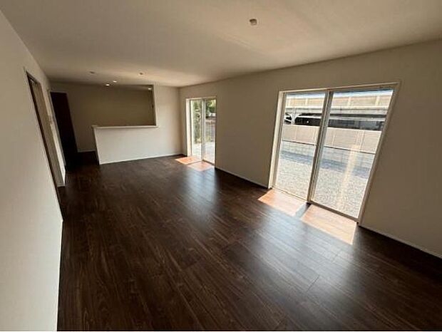 大きな窓からたっぷりの陽ざしが入る明るいリビング。開放感のあるリビングで家族団らんのくつろぎの時間を過ごせます。