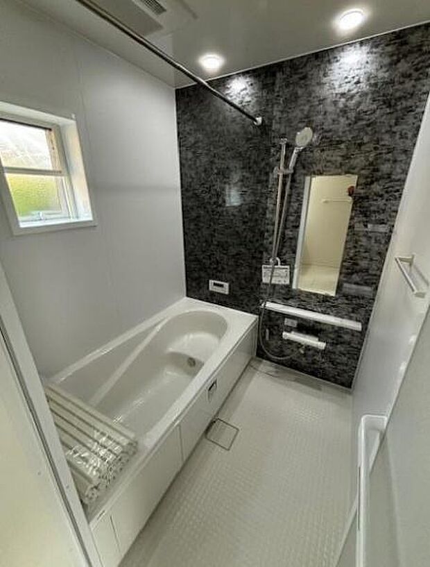 落ち着きある大人の雰囲気のバスルームは、味が出ていてバスタイムが充実！お仕事頑張っているご褒美にお好みの匂いの入浴剤を入れて、楽しんでみてはいかがでしょうか？