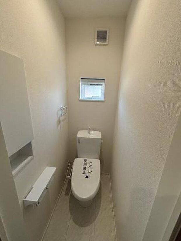 温水洗浄便座につき、冬場は便座が暖かくできるので冷たい便座に座らずに済む嬉しい仕様です！シンプルなカラーを基調としているので、お手入れがしやすいです。