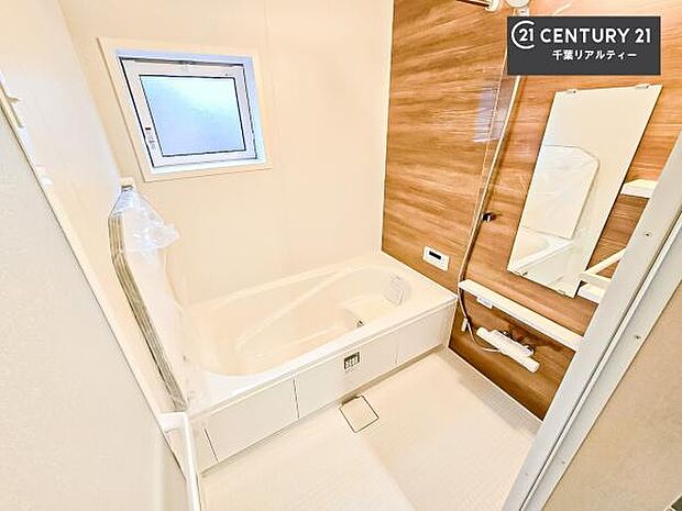 落ち着きある大人の雰囲気のバスルームは、味が出ていてバスタイムが充実！お仕事頑張っているご褒美にお好みの匂いの入浴剤を入れて、楽しんでみてはいかがでしょうか？