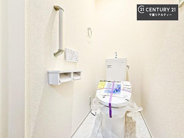 1・2階にトイレがございます！朝の忙しい時間帯も待たずにすみそうですね。白を基調とした清潔感のあるトイレでお手入れがしやすいです！