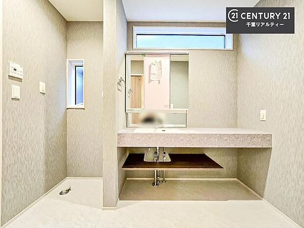 シンプルなオープンタイプの洗面台は、お手入れがしやすく清潔な環境を保つことができて気持ちよくお使いいただけます！デザイン性もありちょっとしたインテリアを置いておしゃれに仕上げることも可能です！