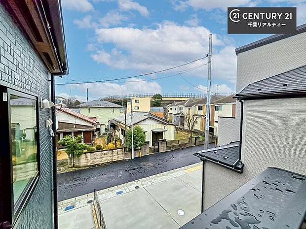 眺望良好なバルコニー。お天気のいい日にはバルコニーへでてリフレッシュするのもいいですね！