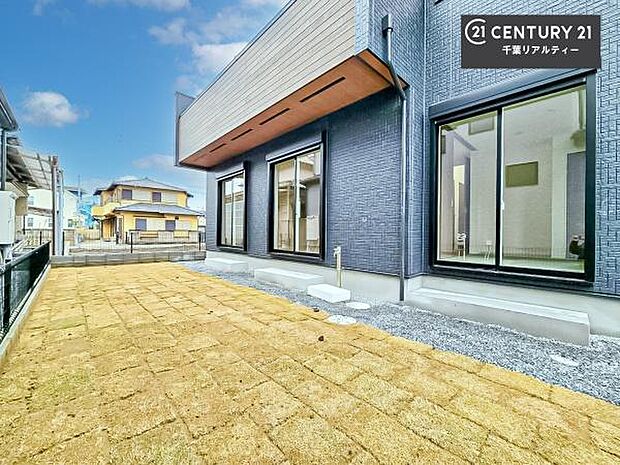 広々とした庭付き。ガーデニングやプール遊び、グランピングなどふたつめのリビングとしてご家族で楽しまれてはいかがでしょうか。