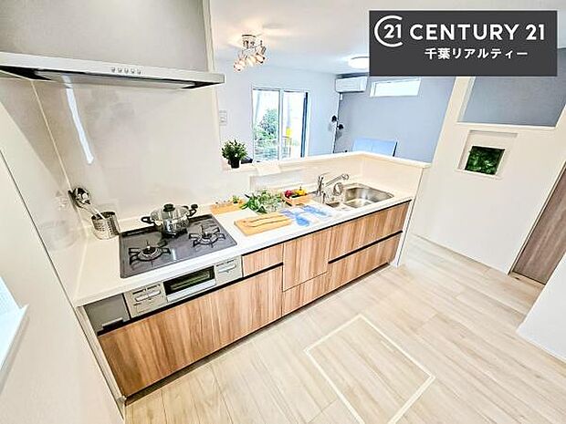 大人気の対面式システムキッチンを採用しています！ご家族のコミュニケーションが自然と増える設計です。お子様にも目が届くので嬉しいですね。広々使えて快適に作業が進みます。