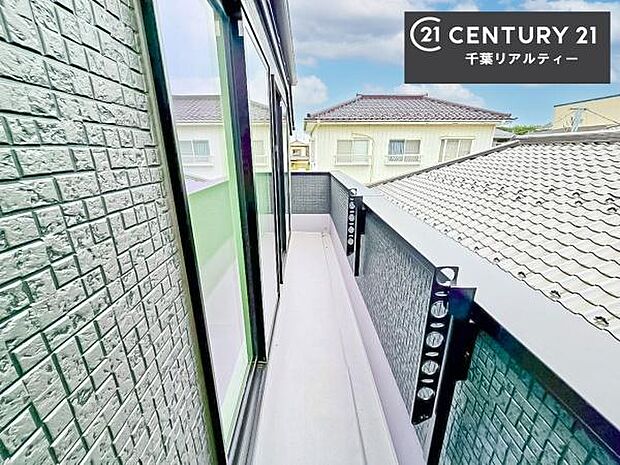 広々としたバルコニーはお洗濯ものを干すだけではなく椅子を置いて読書をしたりほっと一息つく場所にもなります！