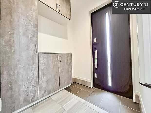 シューズボックス付きなので、玄関が片付きお掃除がしやすいです！スッキリした玄関で戸を開けた瞬間、清潔感のある心地いい空間が出迎えてくれます。