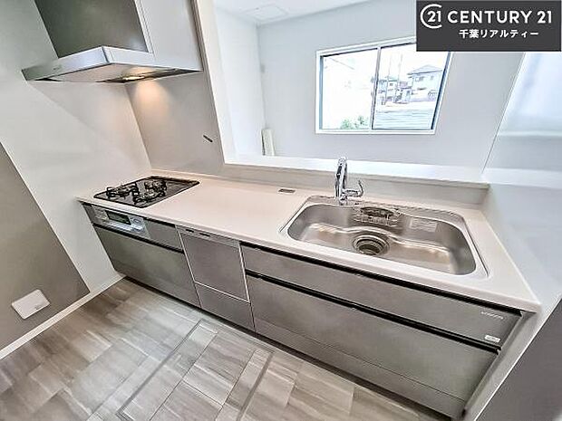 大人気の対面式システムキッチンを採用しています！ご家族のコミュニケーションが自然と増える設計です。収納スペースも豊富で、調理スペースがスッキリと片付きひろく活用できます！