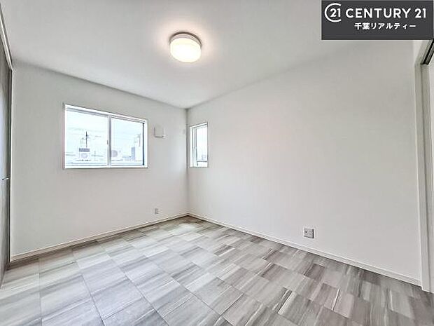 掃き出し窓がないお部屋は、お子様のお部屋としても安心です！収納スペースも充実しているので散らかったお部屋をサッと片付けられます！