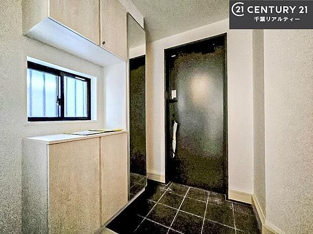 疲れて帰ってきても、ただいま！を言いたくなる、優しく迎え入れてくれる空間になっています。明るく温もり溢れる玄関です！