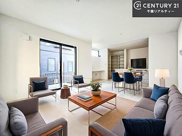 家具はCGパースです。心地良いリビングは家族が自然と集まります。家族団欒の時間が増えそうです。ご家族と、より一層充実した時間を過ごせそうですね。明るく開放的な空間です。