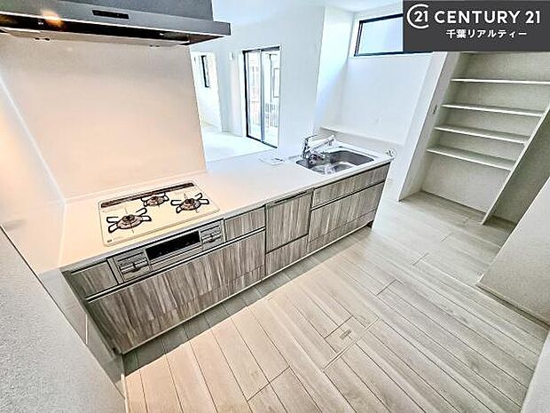 作業がしやすいシステムキッチンです！収納がたくさん付いているので、調理スペースに物を置かなくて済むので、広々使えて、快適に作業ができます！