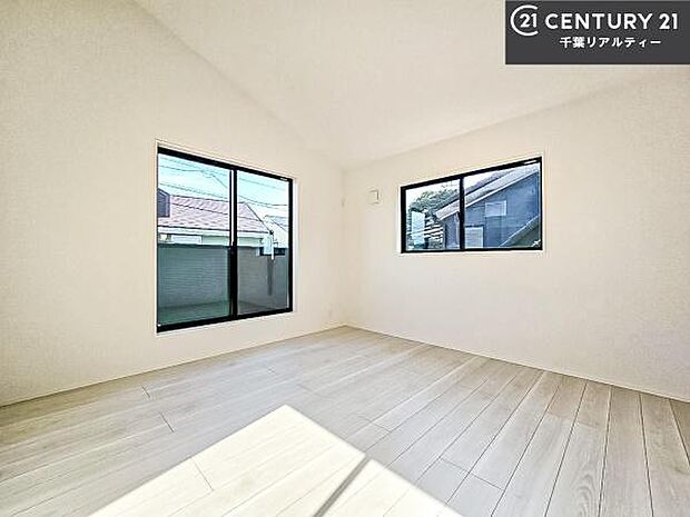 バルコニーに面している洋室です。明るく温もりがあり、換気もしっかりできます！朝起きて、外に出て背伸びをしつつ深呼吸をし良い朝を迎え入れることが出来そうですね！