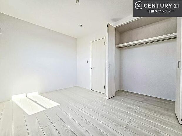 洋室は子供部屋や寝室、色々と用途多彩に利用できますね。収納力もたっぷりなので、広々気持ちよく過ごすことができます。