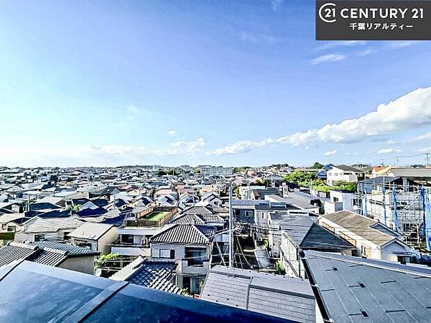 落ち着きある住宅街、周囲には高い建物がなく、緑が多く空が広く開放感があり、陽当りを大きく遮られることもありません。気持ちの良い風が通り抜ける街並みです。