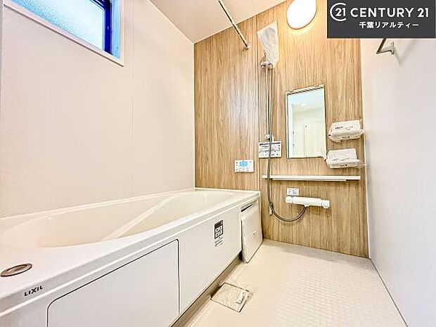 落ち着きある大人の雰囲気のバスルームは、味が出ていてバスタイムが充実！お仕事頑張っているご褒美にお好みの匂いの入浴剤を入れて、楽しんでみてはいかがでしょうか？