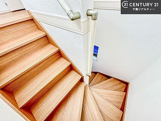 階段は明るく手摺りもついています。お子様やご年配の方も安心してご利用頂けますね。