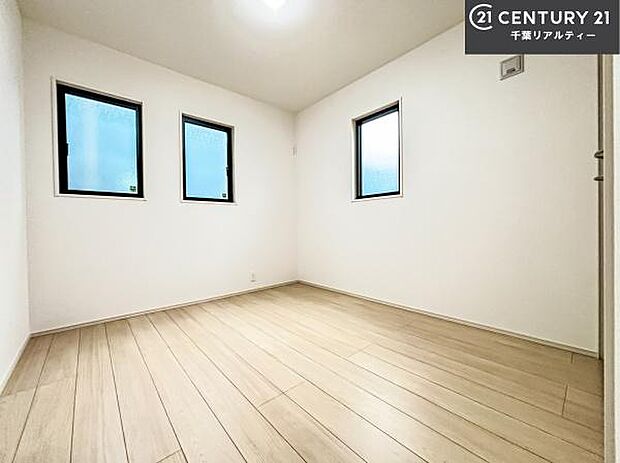 掃き出し窓がないお部屋は、お子様のお部屋としても安心です！収納スペースも充実しているので散らかったお部屋をサッと片付けられます！