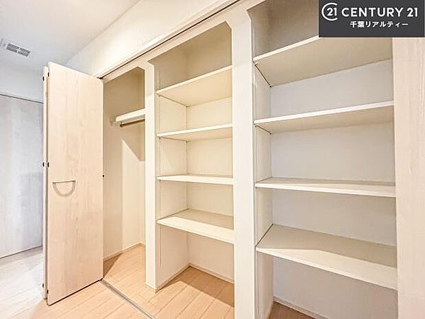 収納スペース充実しています！急なお客様が来客しても散らかったお部屋をサッと片付けられます！お部屋のスペースが生まれゆとりあるお部屋を演出することが出来ます！