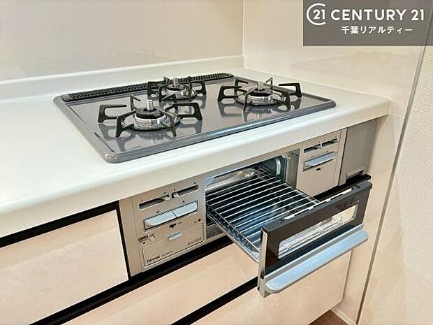 コンロは三口あるのでお料理の同時進行ができます。もちろんグリル付きです。調理スペースも広々している為作業がしやすい!使い勝手が良いシステムキッチンです!