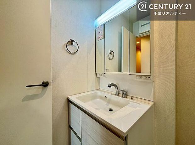 三面鏡仕様の洗面所は、身だしなみがしやすい造り!裏は収納になっています。ドライヤーやお化粧道具を片付けられるので洗面台周りをスッキリと見せることが出来ます!