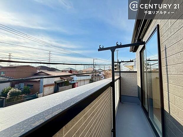 広々としたバルコニーで一日の始まりをスタート!お洗濯ものをたっぷり気持ちよく干せます!これだけの広さがあるとガーデニングなども楽しめますね!