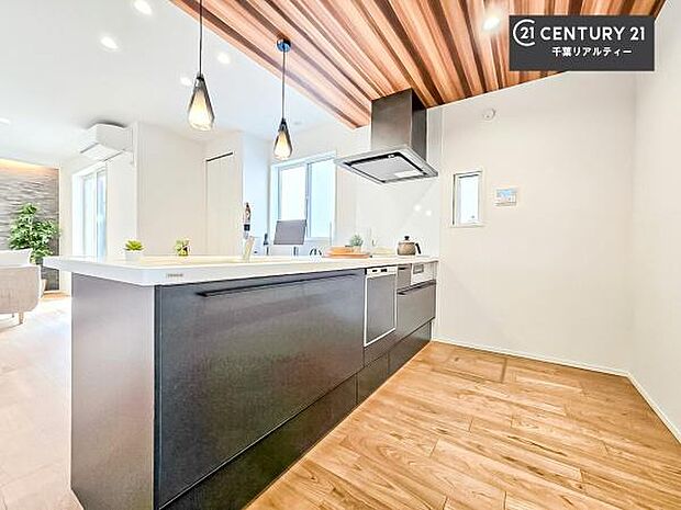 大人気の対面式システムキッチンを採用しています！ご家族のコミュニケーションが自然と増える設計です。お子様にも目が届くので嬉しいですね。広々使えて快適に作業が進みます。