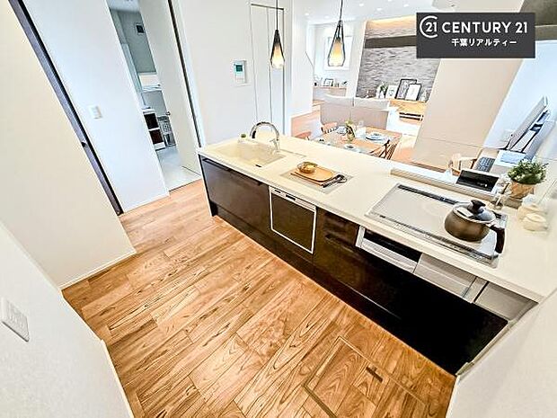 大人気の対面式システムキッチンを採用しています！ご家族のコミュニケーションが自然と増える設計です。お子様にも目が届くので嬉しいですね。広々使えて快適に作業が進みます。