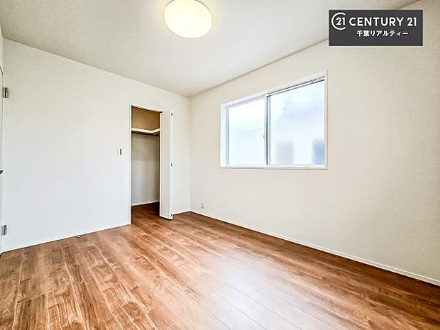 優しい光が差し込む洋室は、朝の目覚めも気持ちが良さそうですね。おうち時間もゆったりと過ごすことができます。優しい色合いのフローリングがどんな家具にもマッチします！